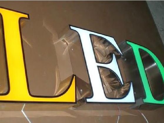 那坡介绍LED招牌的基础知识。
